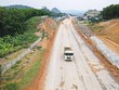 Thủ tướng Chính phủ yêu cầu các bộ, ngành, địa phương và các cơ quan liên quan đã tích cực tổ chức triển khai, tập trung tháo gỡ các khó khăn, phối hợp chặt chẽ để giải quyết các công việc theo thẩm quyền; đẩy nhanh tiến độ câo tốc Bắc - Nam. Ảnh minh hoạ