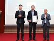 Ông Nguyễn Thành Hưng – Chủ tịch Hiệp hội An toàn thông tin Việt Nam – trao chứng nhận cho HPT