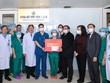 Thủ tướng Chính phủ tặng quà cho các y, bác sĩ tại Bệnh viện Hữu nghị Việt Đức.