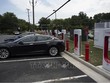 Xe điện của Tesla tại một trạm sạc điện ở Arlington, bang Virginia (Mỹ). Ảnh: AFP/TTXVN