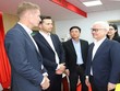 Lãnh đạo tỉnh Bình Dương trao đổi với lãnh đạo Tập đoàn LEGO bên lề buổi làm việc ngày 23/3