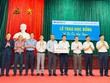 Tổng Biên tập Báo Đầu tư Lê Trọng Minh (thứ năm từ trái qua) trao biểu trưng 100 triệu đồng cho đồng chí Nguyễn Tiến Hoạt, Trưởng phòng Giáo dục huyện Hưng Hà, với sự chứng kiến của đồng chí Trần Hữu Nam, Tỉnh ủy viên, Bí thư Huyện ủy; đồng chí Nguyễn Trọng Lộ, Phó Bí thư thường trực Huyện ủy, Chủ tịch HĐND huyện; đồng chí Đinh Bá Khải, Phó chủ tịch UBND huyện.
