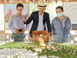 Nhà đầu tư bất động sản đi xem dự án trở lại Ảnh: Việt Dũng