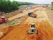 Thi công tuyến đường bộ cao tốc Bắc Nam phía Đông, đoạn Quảng Ngãi - Hoài Nhơn.