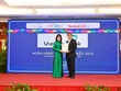 Bà Đoàn Hồng Nhung - Phó Giám đốc Khối Bán lẻ Vietcombank đại diện ngân hàng nhận giải thưởng từ Ban tổ chức