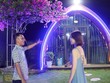 Ông Tô Văn An, chủ Homestay Điền Ngư giới thiệu khu vực nghỉ dưỡng với du khách.