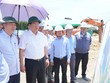 Thứ trưởng Bộ Kế hoạch và Đầu tư Trần Duy Đông (thứ ba từ phải sang) kiểm tra dự án cầu vượt sông Hương và đường Nguyễn Hoàng.