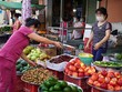 Giá thực phẩm và hoa quả tại các chợ truyền thống vẫn như ngày thường