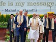 Thủ tướng Ấn Độ Narendra Modi (giữa), Tổng thống Mỹ Joe Biden và các nhà lãnh đạo thế giới khác thăm đài tưởng niệm anh hùng độc lập Ấn Độ Mahatma Gandhi, bên lề Hội nghị thượng đỉnh G20 ở New Delhi vào ngày 10/9. Ảnh: AFP