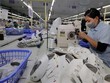 May giày xuất khẩu tại Công ty TNHH Hóa Dệt Hà Tây, xã Cam Thượng, Ba Vì, Hà Nội. (Ảnh: Trần Việt/TTXVN)