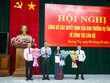 Phó Bí thư Thường trực Tỉnh uỷ Quảng Trị Hoàng Đăng Quang trao quyết định và tặng hoa với các cán bộ được bổ nhiệm. Ảnh: Lê Trường