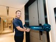Chủ nhân căn hộ thực hiện nghi thức cắt băng trước khi bước vào “tổ ấm” mới tại các căn hộ hàng hiệu Marriott đầu tiên tại Việt Nam.