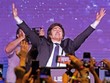 Niềm vui của ứng viên Tổng thống Argentina, Hạ nghị sỹ Javier Milei sau khi kết quả bầu cử sơ bộ được công bố tại Buenos Aires, ngày 14/8/2023. (Ảnh: AFP/TTXVN)