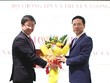 Ông Bùi Hoàng Phương (bên trái) được bổ nhiệm giữ chức Thứ trưởng Bộ Thông tin và Truyền thông. Ảnh: baochinhphu.vn