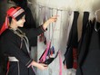 Du khách khám phá văn hóa bản địa, chọn mua sản phầm quà lưu niệm do chính tay đồng bào Dao ở Nậm Đăm làm ra.