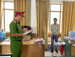 Công an tỉnh Gia Lai đọc lệnh tạm giữ ông Hiếu tại Văn phòng Đăng ký đất đai Gia Lai.