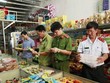Cơ quan chức năng kiểm tra hàng hoá cơ sở kinh doanh thực phẩm.
