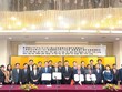 Ông Lữ Quang Ngời, Chủ tịch UBND tỉnh Vĩnh Long (thứ 4 từ trái sang, hàng đầu) và Thống đốc tỉnh Niigata - Nhật Bản (thứ 5 từ trái sang) ký kết bản ghi nhớ hợp tác Ảnh: Anh Khoa