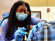 Một điểm tiêm vaccine ngừa COVID-19 tại Los Angeles, Mỹ. Ảnh: AFP/TTXVN