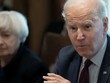 Tổng thống Mỹ Joe Biden, cùng Bộ trưởng Tài chính Janet Yellen, phát biểu trong cuộc họp với nội các tại Nhà Trắng vào ngày 3/3/2022. Ảnh: AFP