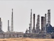 Một cơ sở khai thác dầu tại khu vực al-Khurj, phía nam thủ đô Riyadh của Saudi Arabia. Ảnh: AFP/TTXVN