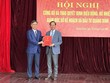 Chủ tịch UBND tỉnh Quảng Bình Trần Thắng (bên trái) trao quyết định và tặng hoa chúc mừng Giám đốc Sở Kế hoạch và Đầu tư Quảng Bình Nguyễn Xuân Đạt.