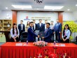 Ông Phạm Đăng Khoa, Tổng giám đốc Tracodi (trái) và ông Nguyễn Minh Tâm, Tổng giám đốc Decofi (phải) cùng ký kết thỏa thuận hợp tác chiến lược
