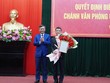Chủ tịch UBND tỉnh Quảng Bình Trần Thắng trao quyết định bổ nhiệm cho ông Nguyễn Hoài Nam, Chánh Văn phòng UBND tỉnh