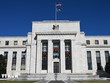 Goldman Sachs dự đoán Fed sẽ có ba lần cắt giảm lãi suất cơ bản trong năm 2024. (Ảnh: AFP/TTXVN)