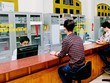 Người lao động giao dịch tại cơ quan bảo hiểm xã hội. Ảnh: Dũng Minh