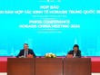 Tiến sĩ Frank-Jürgen Richter, Chủ tịch Tổ chức Horasis và ông Mai Hùng Dũng, Phó chủ tịch UBND tỉnh Bình Dương chủ trì họp báo