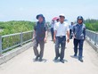 Chủ tịch UBND tỉnh Bến Tre Trần Ngọc Tam (bìa trái) khảo sát vùng ven biển huyện Thạnh Phú để mời gọi đầu tư phát triển du lịch ven biển