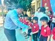 Tổng Biên tập Báo Đầu tư Lê Trọng Minh trao học bổng cho các em học sinh trường Tiểu học Khả Phong.