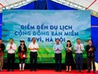 Các đại biểu công bố Điểm đến du lịch cộng đồng bản Miền. (Ảnh: Hoàng Quyên)