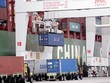 Container cập bến chờ thông quan tại cảng Long Beach, bang California, Mỹ. Ảnh: Reuters