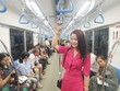 Người dân trải nghiệm đi tàu tuyến metro số 1 trong thời gian chạy thử nghiệm vào cuối tháng 4 năm nay. Ảnh: Lê Toàn