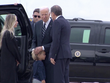 Gia đình ông Hunter Biden chào đón cha mình, Tổng thống Mỹ Joe Biden đến Delaware. Ảnh cắt từ clip của Reuters