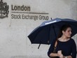 Bên ngoài trụ sở Sàn giao dịch chứng khoán Anh. Ảnh: AFP