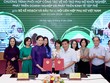Bộ trưởng Bộ Kế hoạch và Đầu tư Nguyễn Chí Dũng và Chủ tịch Hội liên hiệp Phụ nữ Việt Nam Hà Thị Nga ký kết và trao biên bản Chương trình phối hợp công tác giữa hai Bên. (Ảnh: Đức Trung)
