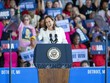 Phó Tổng thống Mỹ Kamala Harris, ứng cử viên Tổng thống của đảng Dân chủ, phát biểu tại chiến dịch vận động tranh cử ở Detroit, Michigan, Mỹ, ngày 7/8/2024. Ảnh: THX/TTXVN