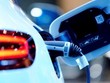 Một chiếc Mercedes EV đang sạc pin. Ảnh: REUTERS