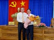 Phó bí thư Thường trực Tỉnh ủy, Chủ tịch HĐND tỉnh An Giang Lê Văn Nưng tặng hoa chúc mừng ông Hồ Văn Mừng. Ảnh: angiang.gov.vn
