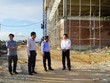 Bí thư Tỉnh uỷ Quảng Bình Vũ Đại Thắng (thứ hai từ phải sang) kiểm tra tiến độ dự án. Ảnh: Ngọc Mai