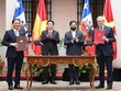 Chủ tịch nước Lương Cường và Tổng thống Chile Gabriel Boric Font chứng kiến lễ ký Tuyên bố chung Việt Nam-Chile giữa hai Bộ trưởng Ngoại giao. Ảnh: TTXVN 