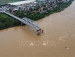 Việc đầu tư xây dựng cầu Phong Châu mới nhằm thay thế cầu cũ bị sập. (Ảnh: Tạ Toàn/TTXVN)