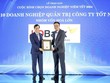 Ông Bùi Hoàng Hải - Phó Chủ tịch Ủy ban Chứng khoán Nhà nước trao tặng giải Top 10 Doanh nghiệp có thực hành Quản Trị Công Ty Tốt Nhất cho HDBank
