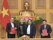 Bộ trưởng Bộ Kế hoạch và Đầu tư Nguyễn Chí Dũng và Phó Chủ tịch Điều hành Phụ trách Hoạt động Toàn cầu NVIDIA Jay Puri ký và trao biên bản thỏa thuận hợp tác, dưới sự chứng kiến của Thủ tướng Chính phủ Phạm Minh Chính và Chủ tịch NVIDIA Jensen Huang. Ảnh: Đức Trung