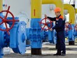 Công nhân vận hành đường ống dẫn khí đốt tại thị trấn Boyarka thuộc vùng Kiev, Ukraine. Ảnh tư liệu: AFP/ TTXVN