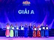 Chủ tịch Quốc hội Trần Thanh Mẫn và Phó chủ tịch nước Võ Thị Ánh Xuân trao giải và chúc mừng các tác giả, nhóm tác giả đoạt Giải A. Ảnh: Chí Cường 