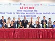 Đại diện Sacombank – ông Huỳnh Thiên Phú (Giám đốc Trung tâm phát triển kinh doanh Doanh nghiệp) cùng các ngân hàng thực hiện ký kết hợp tác với HFIC
